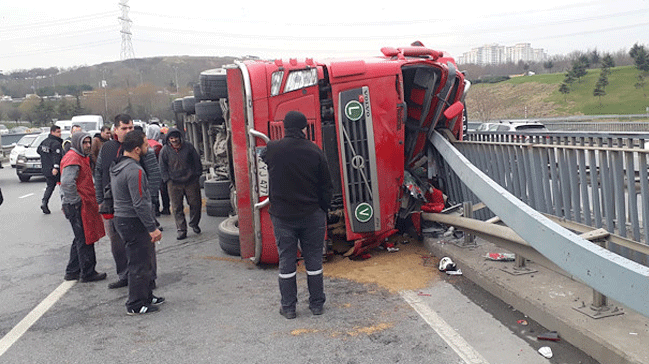 Bayrampa A Da Et Y Kl Tir Devrildi Yaral Haberler Son Dakika