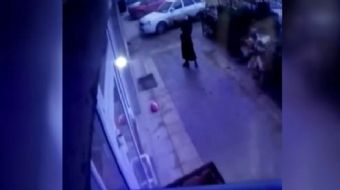 Rusya´da kaydedilen bir görüntü yürekleri ağza getiriyor. Annesinin markette bulunduğu 5´inci kattak