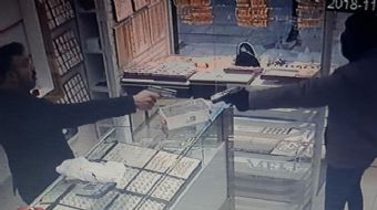 Ankara´da kar maskeli bir kişi, elindeki tabancayla girdiği kuyumcu dükkanını soymak istedi. Çekmede