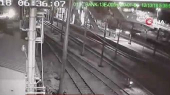 Ankara´da meydana gelen tren kazasının güvenlik kamerası kayıtları ortaya çıktı.