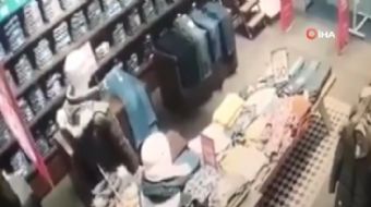 Taksim İstiklal Caddesi üzerinde bir mağaza giren hırsız, güvenlik görevlisi tarafından fark edilinc