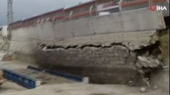 Çorum´da istinat duvarının çökme anı saniye saniye görüntülendi
