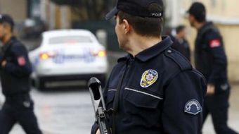 Aksaray´da bir gece kulübünde çevreye ateş açan silahlı iki zanlı, polisi alarma geçirdi. Bölgeye öz