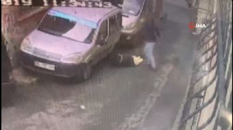 Beyoğlu’nda bir şahıs, Fas uyruklu sevgilisini sokak ortasında dövdü. O anlar güvenlik kameralarına