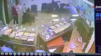 Mısır’ın başkenti Kahire’nin Giza Hadik El Ahram bölgesinde kuyumcuya giren 4 maskeli soyguncu, dükk