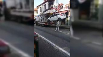 Bursa´nın Mudanya ilçesinde çekicinin üzerine konmak istenen otomobil 2 metreden yere düştü. O anlar