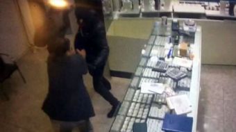 Esenyurt’ta bir kuyumcu, pompalı tüfekle dükkanını soymaya gelen iki soyguncunun üzerine atlayarak s