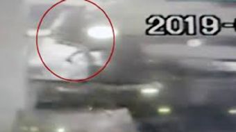 Avcılar’da sokağa hızla giren bir toplu taşıma minibüsü, yaşlı kadına çarparak kadını metrelerce ile