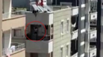Şanlıurfa´da, anahtarını evde unutan kadın, beline ip bağladığı küçük çocuğunu çatıdan balkona sarkı