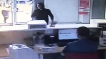 Antalya’da çocuğunun boncuk atan oyuncak tabancasıyla bir bankayı soymaya çalışan şahıs, polis taraf