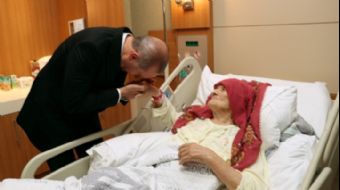 Türkiye Cumhurbaşkanı Recep Tayyip Erdoğan, 100 yaşındaki Nazmiye Balcı´yı tedavi gördüğü hastanede