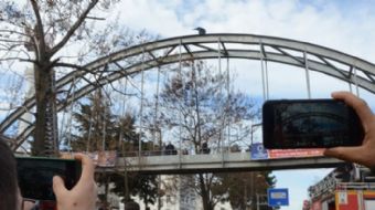 Ordu’nun Fatsa ilçesinde bir vatandaş, üst geçidin demirlerine çıkarak intihar girişiminde bulundu.