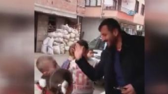 Rize´nin Çamlıhemşin ilçesinde bir market sahibi mahalledeki çocukların yanağına attığı her tokat ka