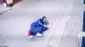ZEYTİNBURNU’nda Çinli bir kadın telefonla konuşurken yürüdüğü sırada motosikletli şüpheliler, elinde