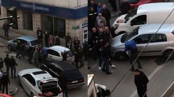 Trafikte yol verme kavgasında coplar konuştu, o anlar vatandaş kamerasına yansıdı