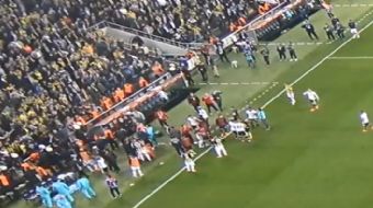 Tolga Zengin’le Fenerbahçe taraftarı arasındaki tartışmayı yatıştırmaya çalışan Şenol Güneş’in kafas