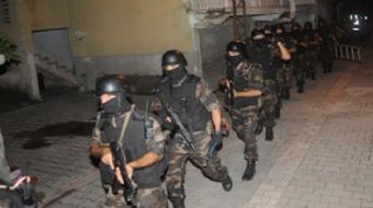 Adana´da silah kaçakçılığı yaptığı ileri sürülen şahıslara yönelik şafak vakti yapılan baskında 15 k