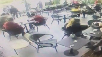 Avcılar´da lüks bir kafede muştalı dehşet yaşandı. İki zanlı, kafede bir genci muştayla öldüresiye d