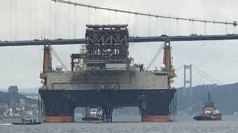 İstanbul Boğazı´ndan dev petrol arama platformu 'Scarabeo 9' geçiyor. Platformun geçişi nedeniyle
