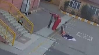 Kocaeli’nin Körfez ilçesindeki bir ilkokulun bahçesinde oynayan öğrenciler, rüzgar nedeniyle yere dü