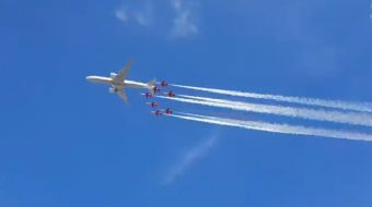 Türk Yıldızları NF-5 2000 jetleri ve THY´nin Boeing 777 uçağı, TEKONFEST İstanbul kapsamında birlikt