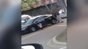 ABD’de bir polis çevirmesinde, babasının polisler tarafından gözaltına alındığını gören küçük kız da