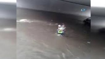 Ankara´da dün etkili olan sağanak yağış sonrası yaşanan sel felaketinde bir trafik polisinin davranı