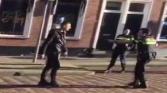Hollanda´da 30 yaşındaki bir adam, gözaltına alma istenince olay çıkardı. Polisleri hastanelik eden