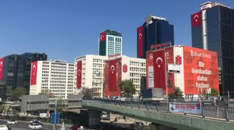 23 Nisan Ulusal Egemenlik ve Çocuk Bayramı nedeniyle Maslak’ta birçok gökdelen dev Türk bayraklarıyl