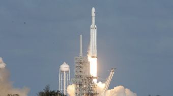 Uzay aracı ve roket üreticisi SpaceX tarafından üretilen Falcon 9 roketiyle California´dan 5 haberle