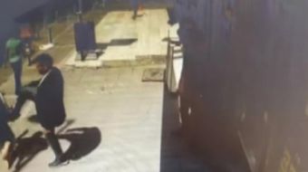 Esenyurt’ta polisten kaçmaya çalışan hırsızlar, eski tekvandocu esnafa yakalandı. Adeta yağmurdan ka