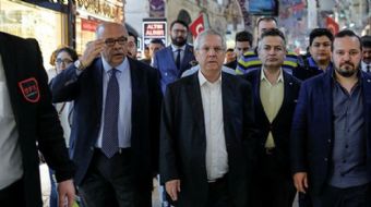 Fenerbahçe Kulübü Başkanı Aziz Yıldırım Kapalıçarşı’da esnafı ziyaret etti. Yıldırım, bir esnafın ‘Ş