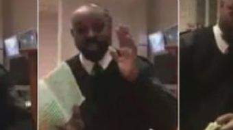 İngiltere´de Cumhurbaşkanı Recep Tayyip Erdoğan´ın seçimde kazanması için Kur´an okuyup dua eden güv