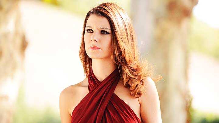 Beren+Saat,+Hazal+Kaya,+Meryem+Uzerli...+Ayla+Algan+yorumlad%C4%B1