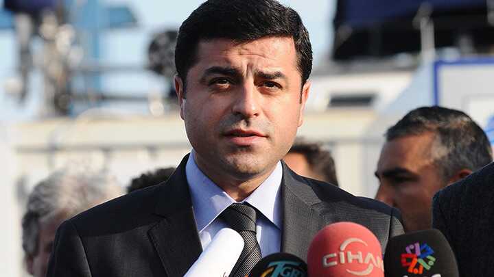 Demirta%C5%9F+Taksim+meydan%C4%B1yla+Kabe‘yi+kar%C5%9F%C4%B1la%C5%9Ft%C4%B1rd%C4%B1