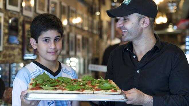 %C3%87%C3%B6pl%C3%BCkte+yat%C4%B1yordu+pizza+imparatoru+oldu