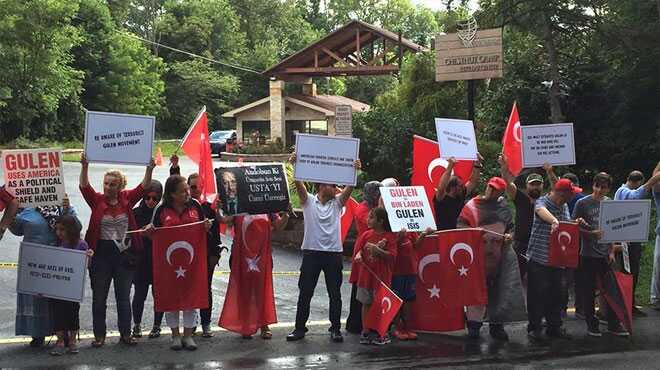 FET%C3%96+eleba%C5%9F%C4%B1,+ABD%E2%80%99deki+malikanesi+%C3%B6n%C3%BCnde+protesto+edildi