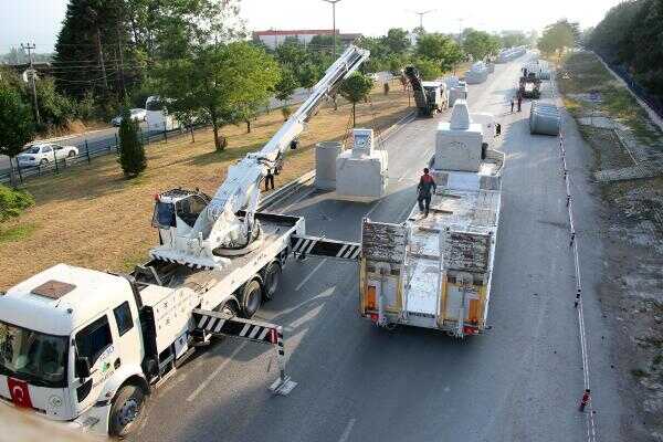 Tugay+Komutanl%C4%B1%C4%9F%C4%B1+%C3%B6n%C3%BCndeki+beton+bloklar+kald%C4%B1r%C4%B1ld%C4%B1