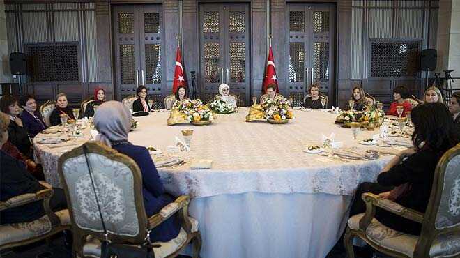 Emine+Erdo%C4%9Fan%E2%80%99dan+b%C3%BCy%C3%BCkel%C3%A7i+e%C5%9Flerine+yemek