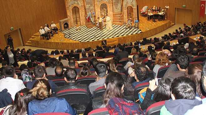 Tiyatro+sahneleri+6+ayda+1,5+milyon+seyirciyi+a%C4%9F%C4%B1rlad%C4%B1