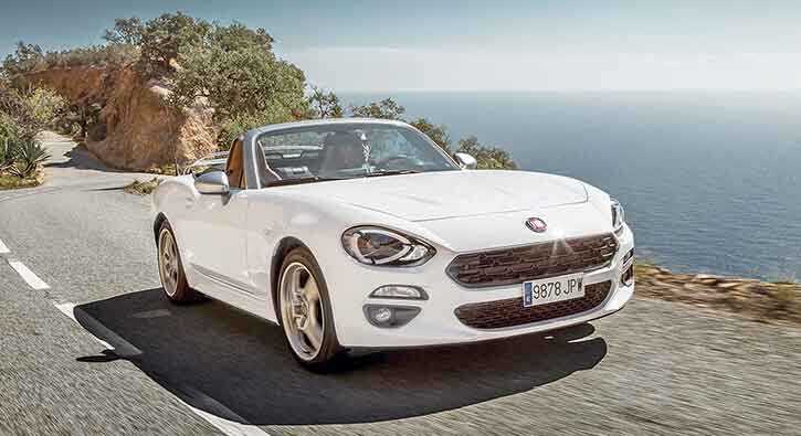 Fiat+124+Spider%E2%80%99in+%C3%BCst%C3%BC+fuarda+a%C3%A7%C4%B1l%C4%B1yor