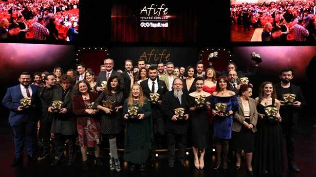 Afife+Tiyatro+%C3%96d%C3%BClleri%E2%80%99ne+Godot%E2%80%99yu+Beklerken+ve+G%C3%BCl%C3%BCn%C3%A7+Karanl%C4%B1k+damga+vurdu%21;