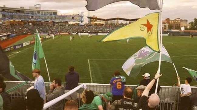 ABDdeki futbol maçında YPG bayrağı açıldı ABDdeki futbol maçında YPG bayrağı açıldı