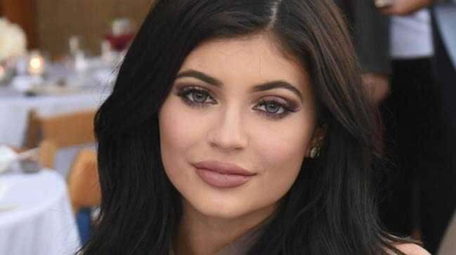 Kylie+Jenner%E2%80%99in+sahte+ruju+dudaklar%C4%B1n%C4%B1zdan+edebilir