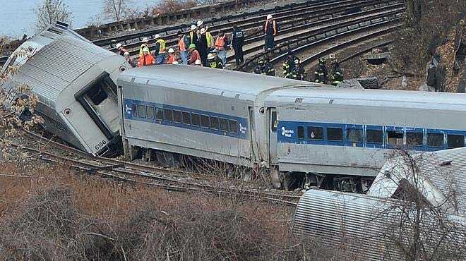 İsviçrede iki tren çarpıştı: 30 yaralı İsviçrede iki tren çarpıştı: 30 yaralı