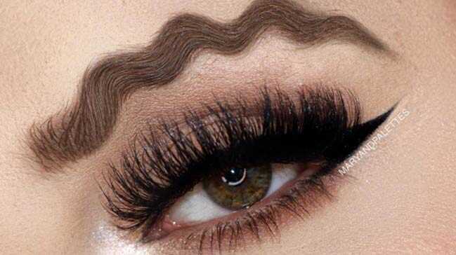 Makyajda+son+moda+%C3%A7%C4%B1lg%C4%B1nl%C4%B1k:+Dalgal%C4%B1+ka%C5%9F+ve+dudaklar