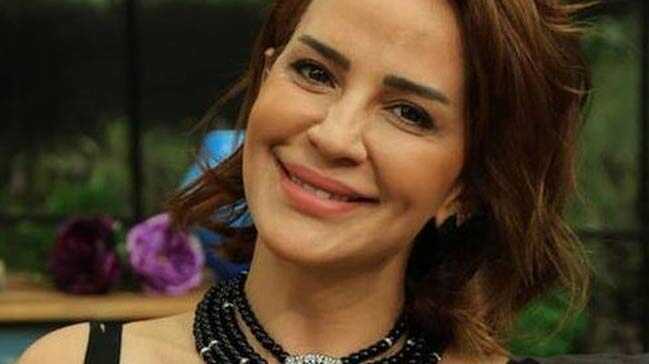 Emel+Y%C4%B1ld%C4%B1r%C4%B1m+%C3%BCzerinde+servet+ta%C5%9F%C4%B1yor
