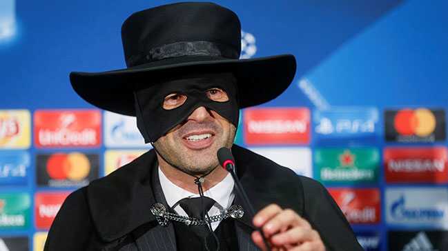 Shakhtar+Donetsk+Teknik+Direkt%C3%B6r%C3%BC+Paulo+Fonseca+s%C3%B6z%C3%BCn%C3%BC+tuttu,+Zorro+kost%C3%BCm%C3%BC+giydi
