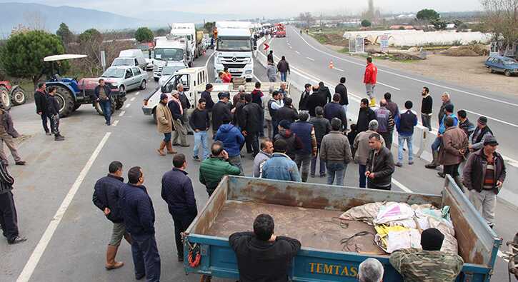 K%C3%B6yl%C3%BCler+yolu+kapatt%C4%B1,+kav%C5%9Faktaki+beton+bariyerler+kald%C4%B1r%C4%B1ld%C4%B1