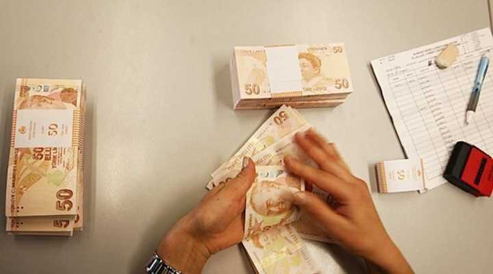 Öğrenci için raflar içeren rahat masalar Öğrenci için raflar içeren rahat masalar